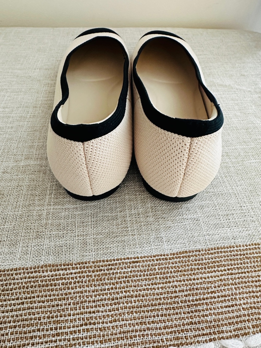 VIVAIA Women's Two-Tone Black and Cream Knit Ballet Flats - Picture 7 of 10